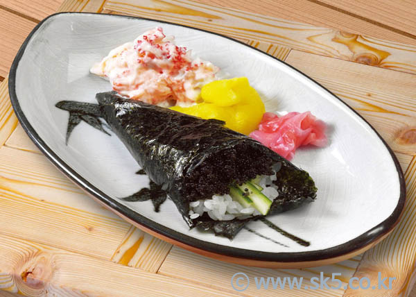 검정색날치알손말이김밥